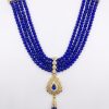 Collier Plastron Multi-Rangs avec Pendentif Filigrane - main white