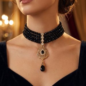 Collier Plastron Multi-Rangs avec Pendentif Filigrane - worn festive