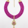 Collier Plastron Multi-Rangs avec Pendentif Filigrane - main white