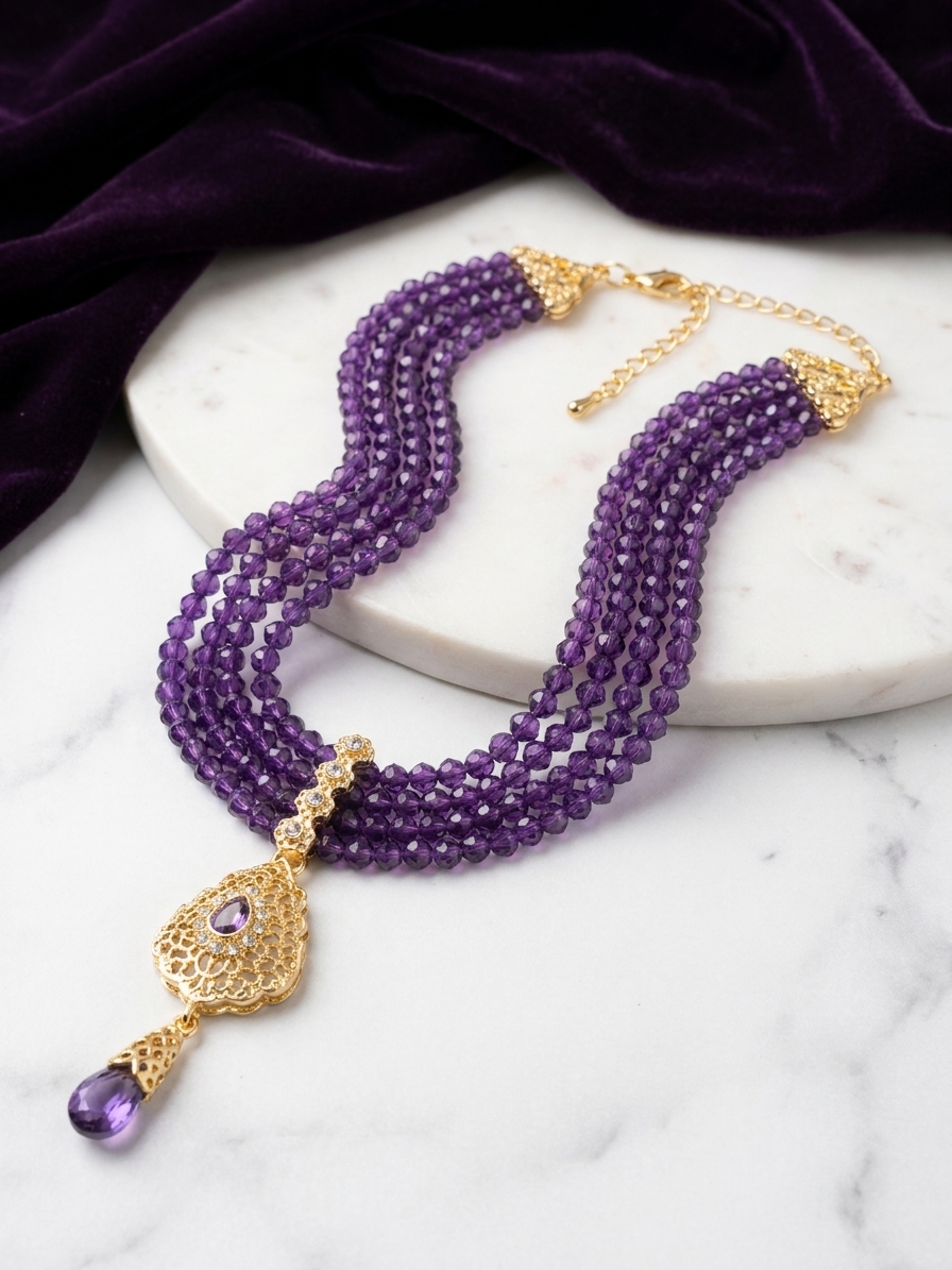 Collier Plastron Multi-Rangs avec Pendentif Filigrane - lifestyle