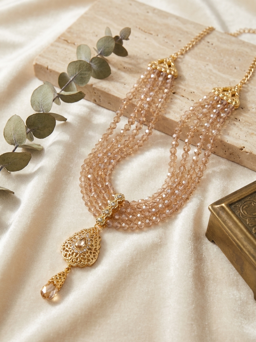 Collier Plastron Multi-Rangs avec Pendentif Filigrane - lifestyle