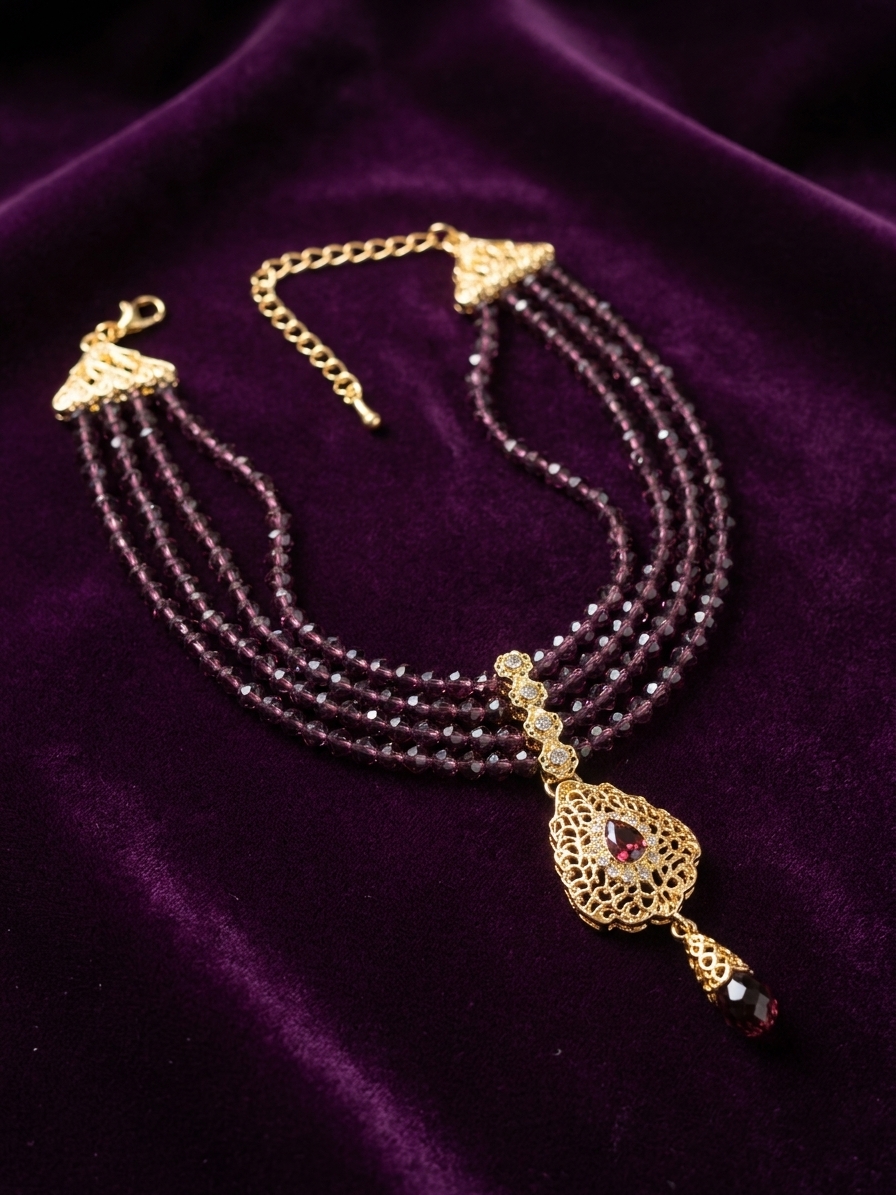 Collier Plastron Multi-Rangs avec Pendentif Filigrane - lifestyle