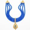 Collier Plastron Multi-Rangs avec Pendentif Filigrane - main white