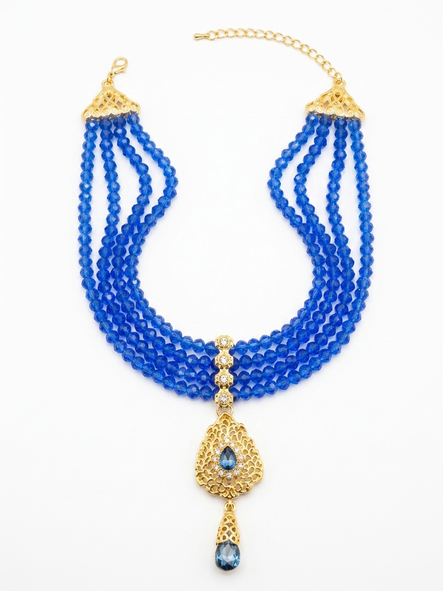 Collier Plastron Multi-Rangs avec Pendentif Filigrane - main white