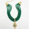Collier Plastron Multi-Rangs avec Pendentif Filigrane - main white