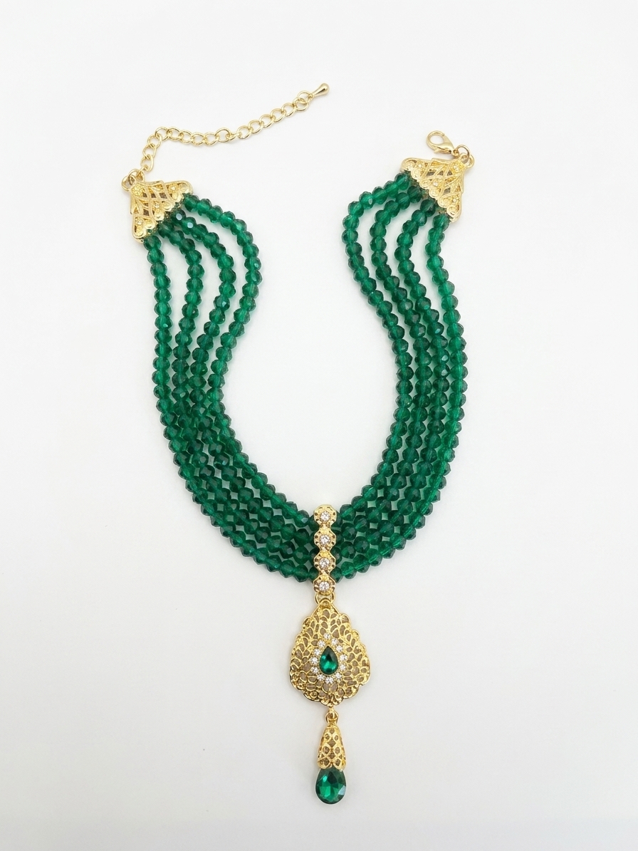 Collier Plastron Multi-Rangs avec Pendentif Filigrane - main white