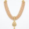 Collier Plastron Multi-Rangs avec Pendentif Filigrane - main white