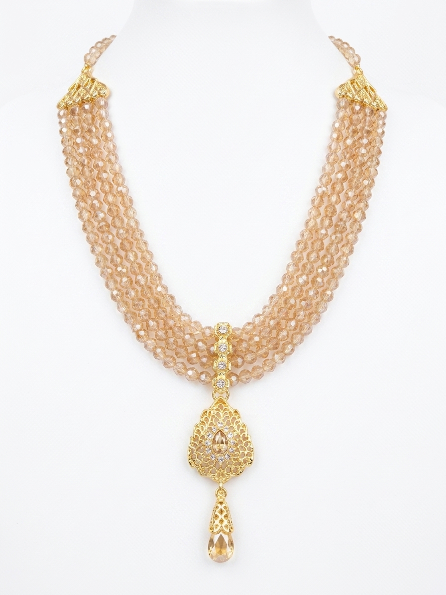 Collier Plastron Multi-Rangs avec Pendentif Filigrane - main white