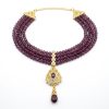 Collier Plastron Multi-Rangs avec Pendentif Filigrane - main white