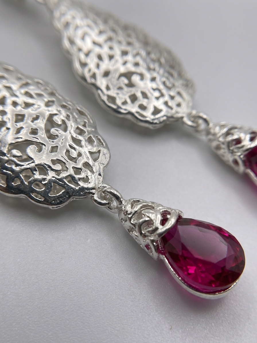 Articulated Filigree Statement Earrings Fuchsia - zoom detail