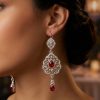 Elegant Drop Earrings Bordeaux - vue portee