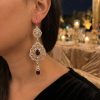 Elegant Drop Earrings Nude (Dark) - vue portee