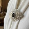 Elegant Filigree Brooch Black - vue portee