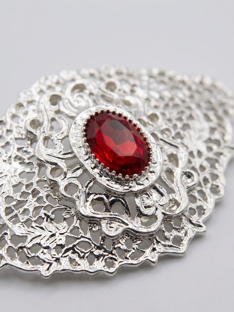 Elegant Filigree Brooch Bordeaux - zoom detail