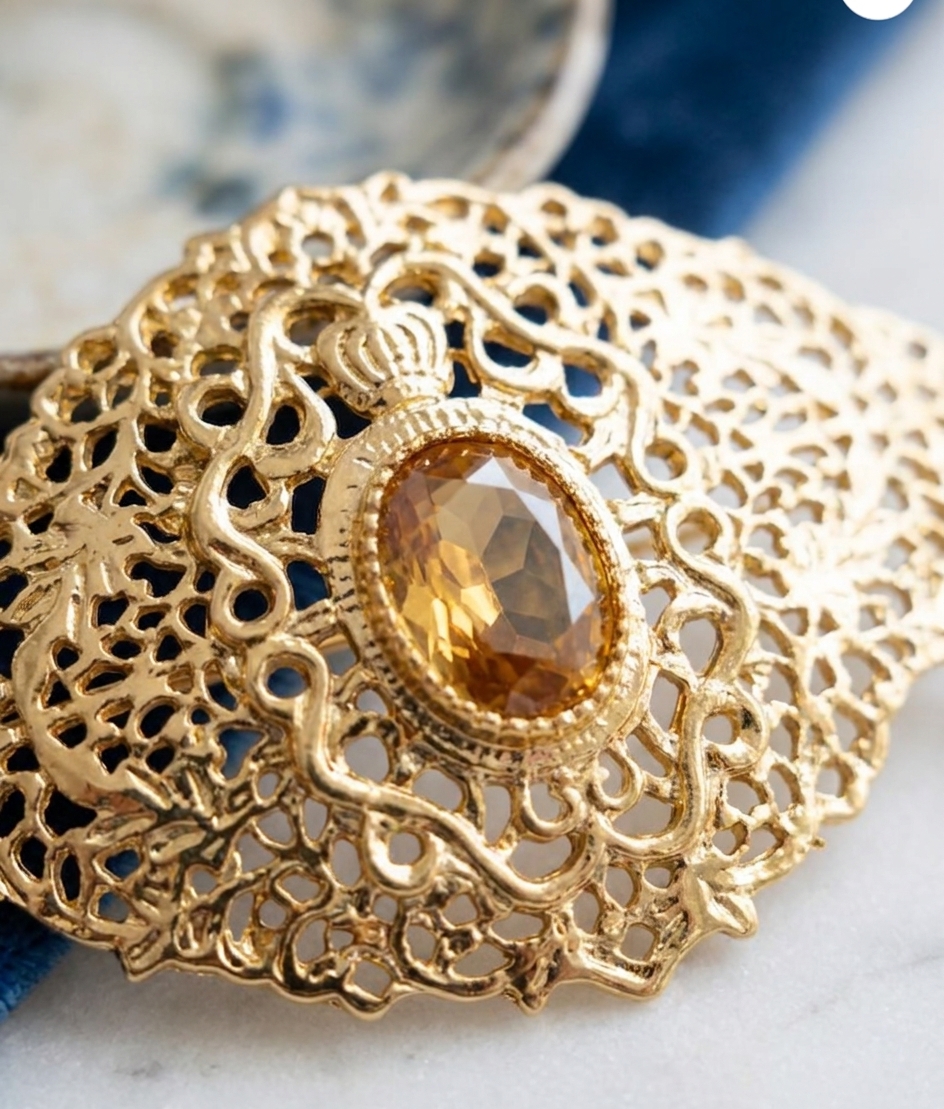 Elegant Filigree Brooch Champagne - zoom detail