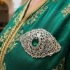 Elegant Filigree Brooch Green - vue portee