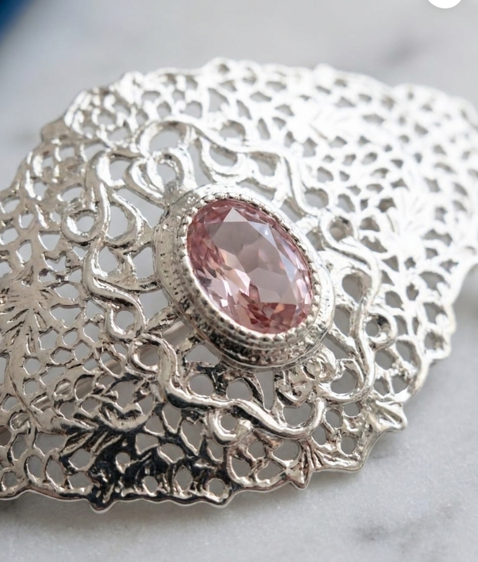 Elegant Filigree Brooch Pink - zoom detail