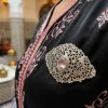 Elegant Filigree Brooch Pink - vue portee