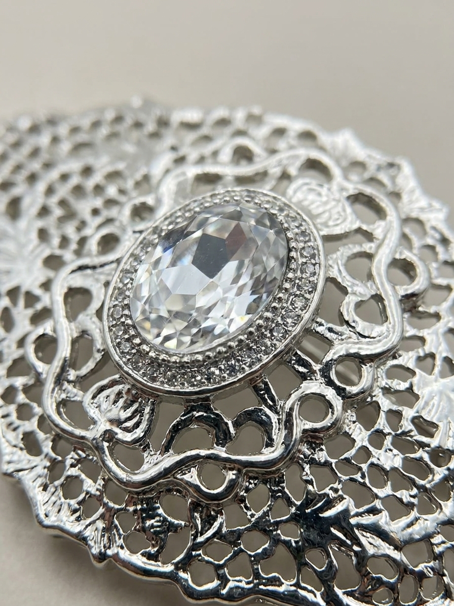 Elegant Filigree Brooch White - zoom detail