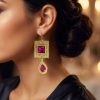 Elegant Filigree Drop Earrings Fuchsia - vue portee