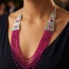 filigree-cascading-statement-necklace-fuchsia-porte-snp3339 Filigree Cascading Statement Necklace Fuchsia - vue portee