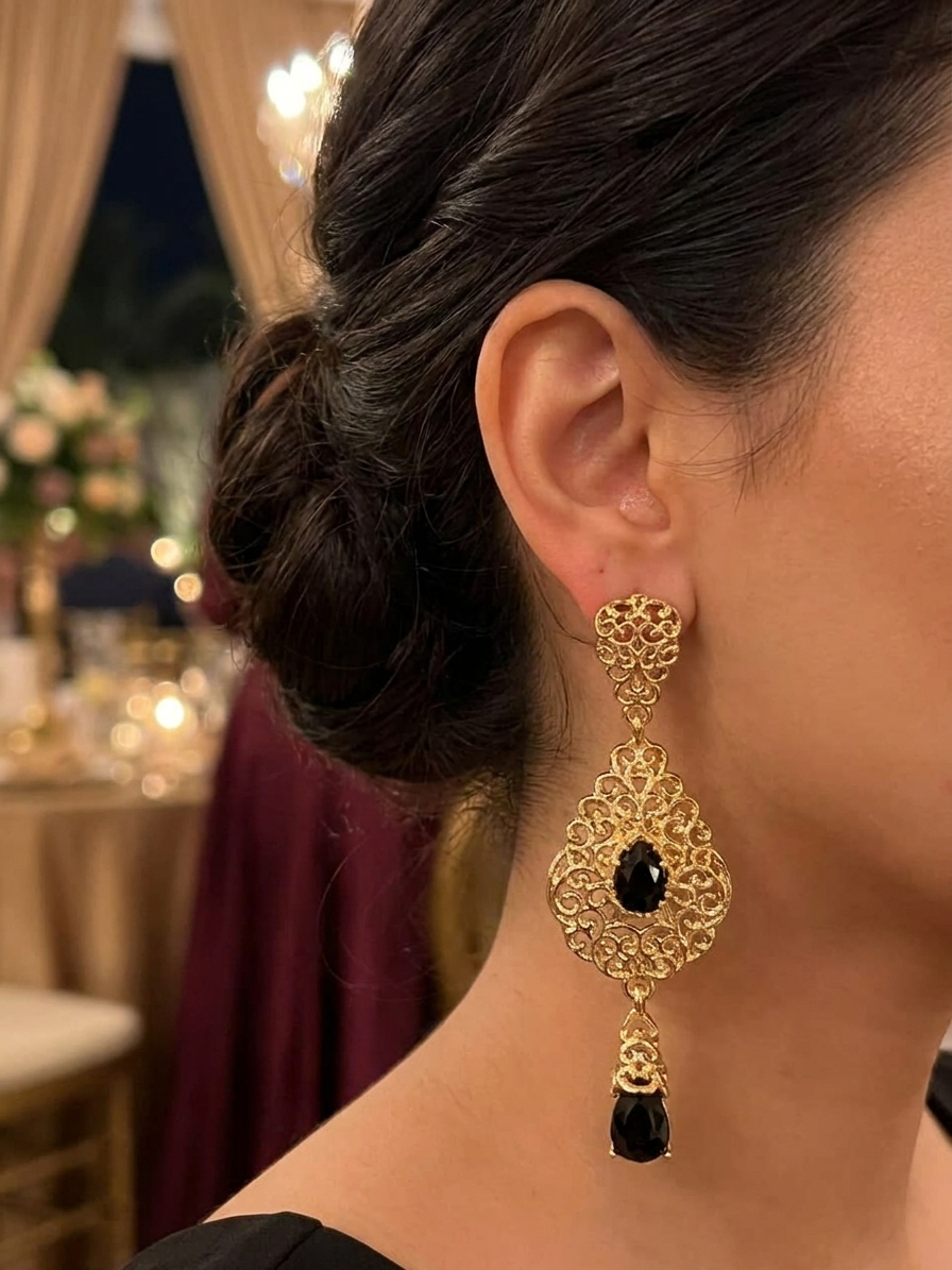 ornate-chandelier-earrings-black-porte-snp2121 Ornate Chandelier Earrings Black - vue portee