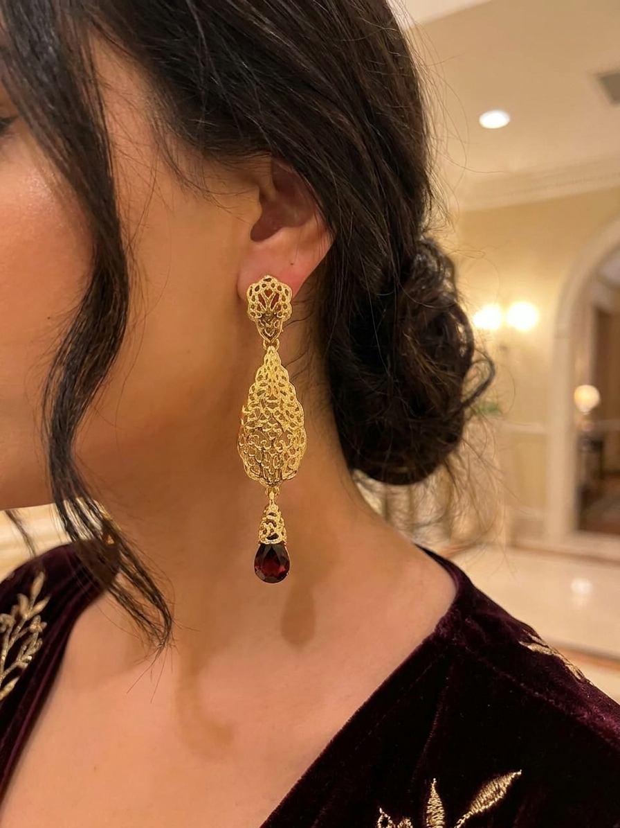 Ornate Filigree Teardrop Dangle Earrings Nude (Dark) - vue portee