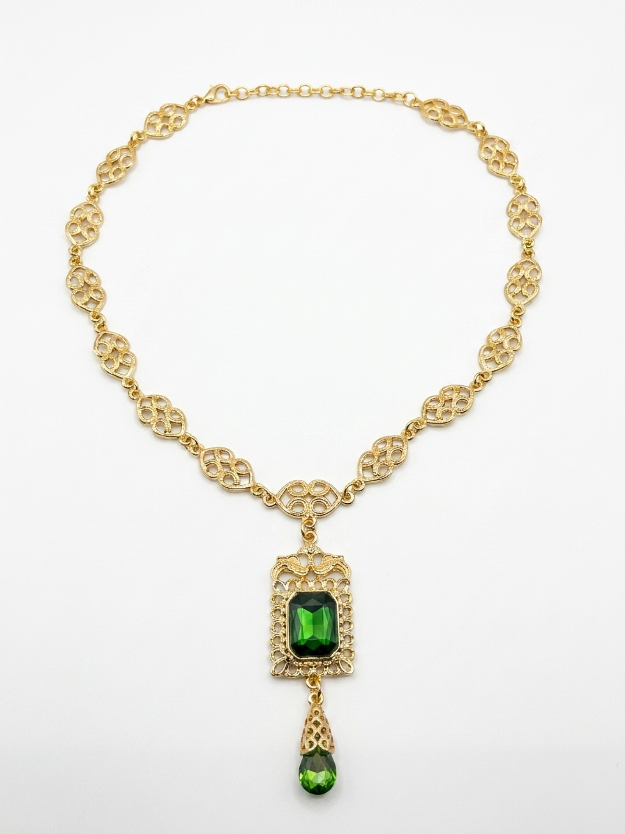 vintage-inspired-ornate-pendant-necklace-almond-green-packshot-snp2619 Vintage-Inspired Ornate Pendant Necklace Almond Green - packshot fond blanc