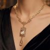 vintage-inspired-ornate-pendant-necklace-champagne-porte-snp2617 Vintage-Inspired Ornate Pendant Necklace Champagne - vue portee