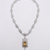vintage-inspired-ornate-pendant-necklace-gold-taupe-packshot-snp2604 Vintage-Inspired Ornate Pendant Necklace Gold/Taupe - packshot fond blanc