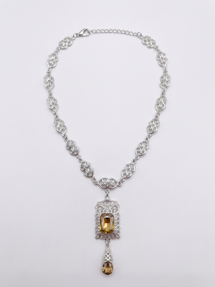 vintage-inspired-ornate-pendant-necklace-gold-taupe-packshot-snp2604 Vintage-Inspired Ornate Pendant Necklace Gold/Taupe - packshot fond blanc