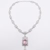 vintage-inspired-ornate-pendant-necklace-pink-packshot-snp2608 Vintage-Inspired Ornate Pendant Necklace Pink - packshot fond blanc