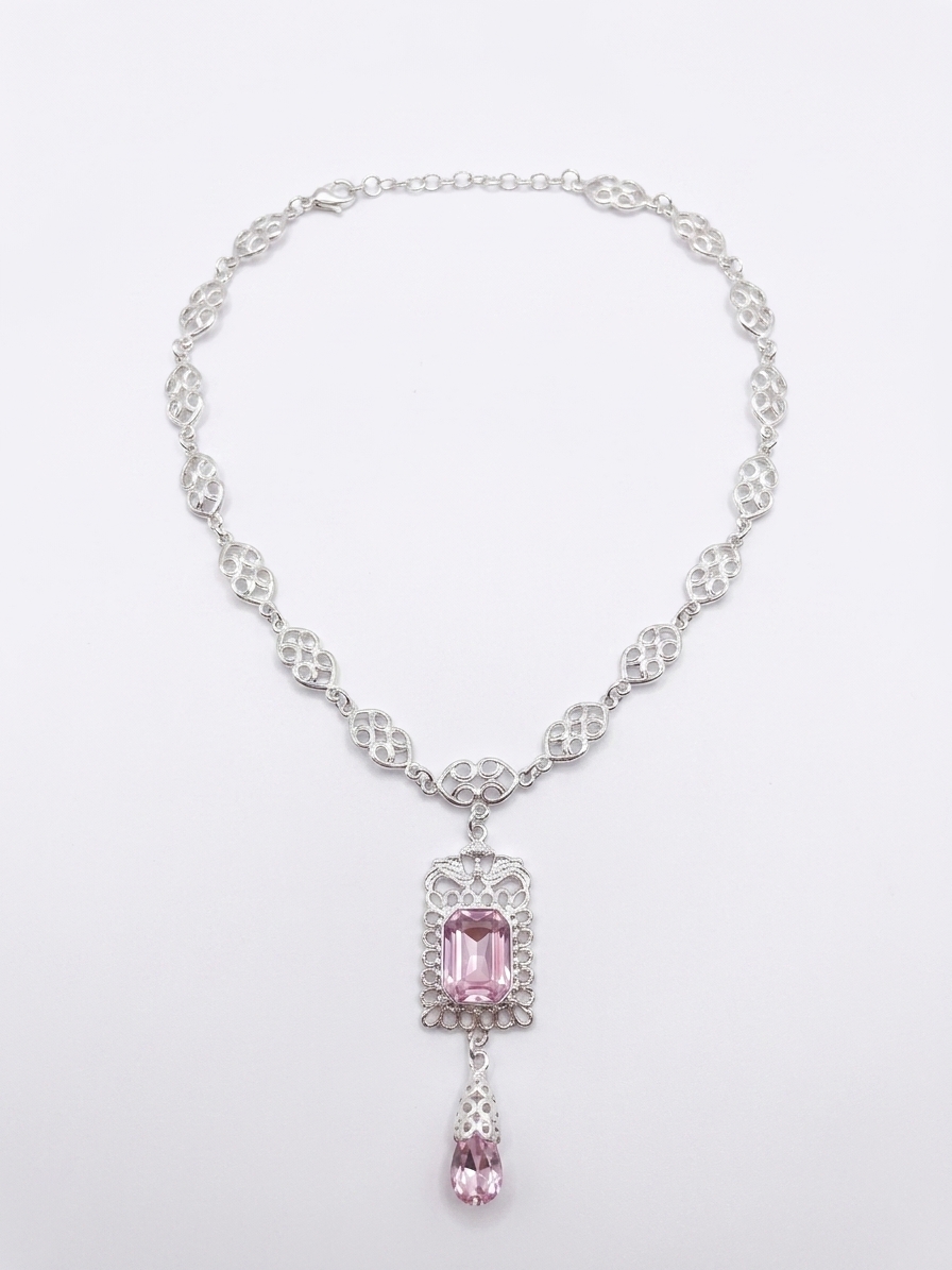 vintage-inspired-ornate-pendant-necklace-pink-packshot-snp2608 Vintage-Inspired Ornate Pendant Necklace Pink - packshot fond blanc