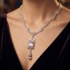 vintage-inspired-ornate-pendant-necklace-pink-porte-snp2610 Vintage-Inspired Ornate Pendant Necklace Pink - vue portee
